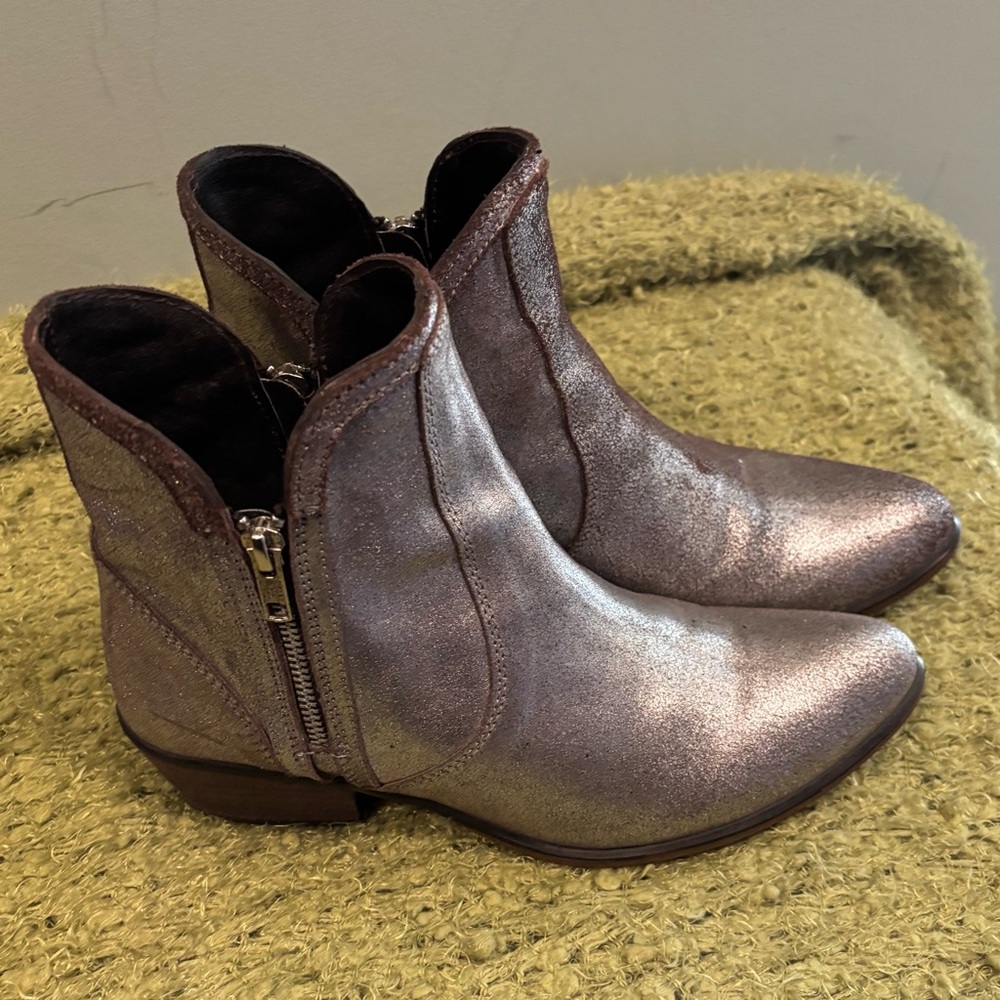 Steve Madden Stylish Metallic Silver Ankle Boots size 9